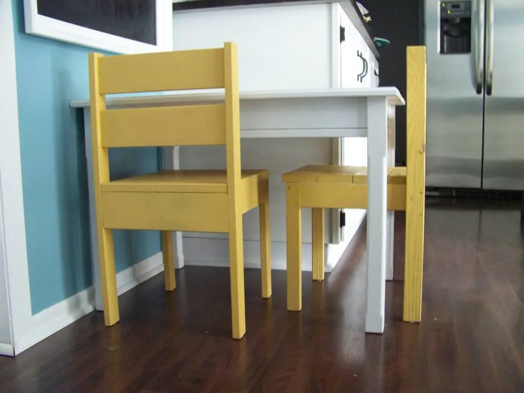 the table and chairs after painting