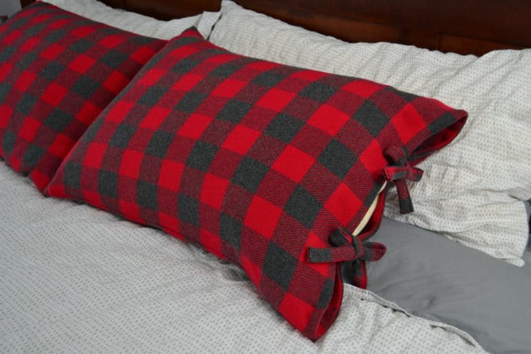 https://www.marymarthamama.com/crafty-cat/bed-pillow-cases-with-ties/
