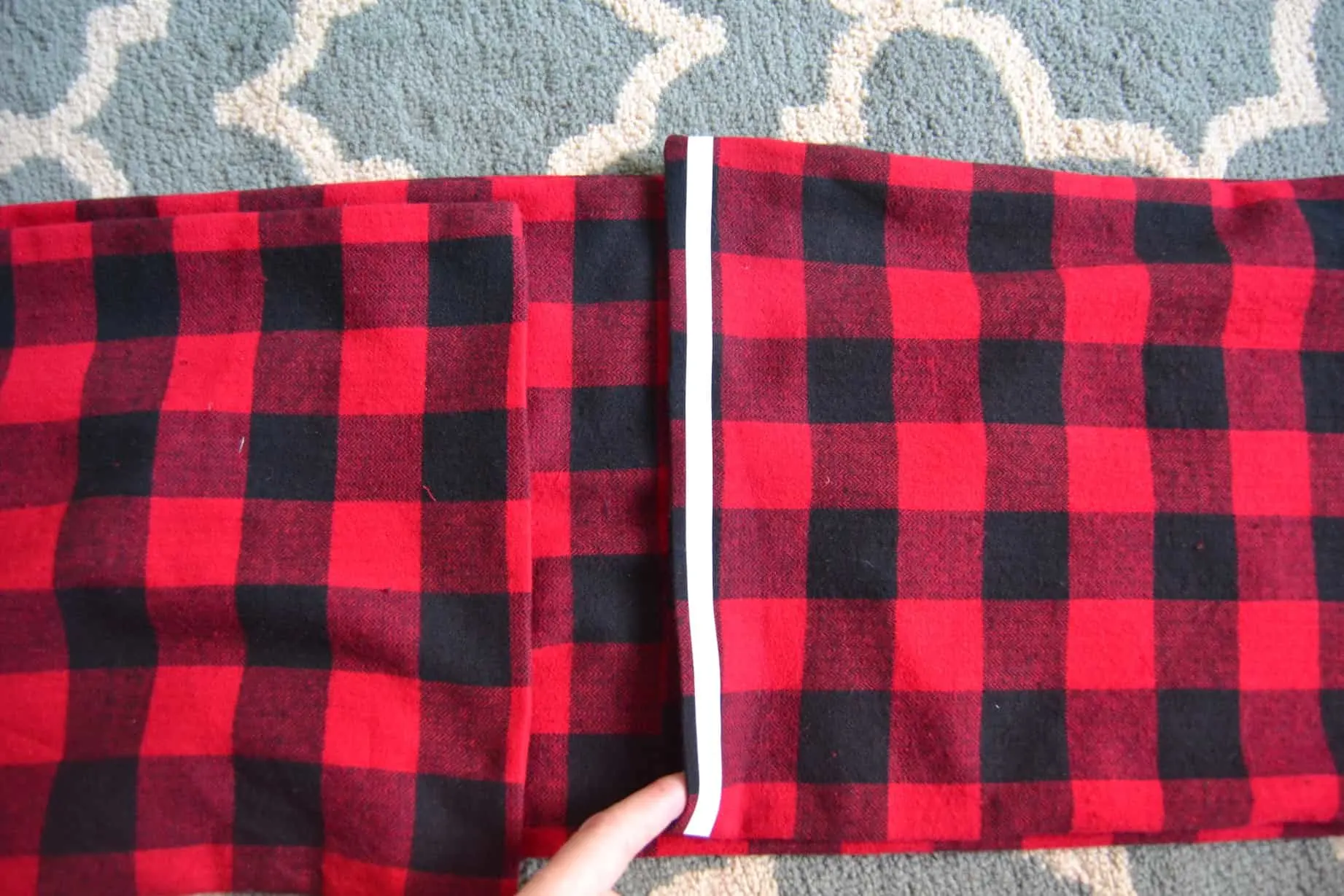 applying the hemming tape to the end of the tube