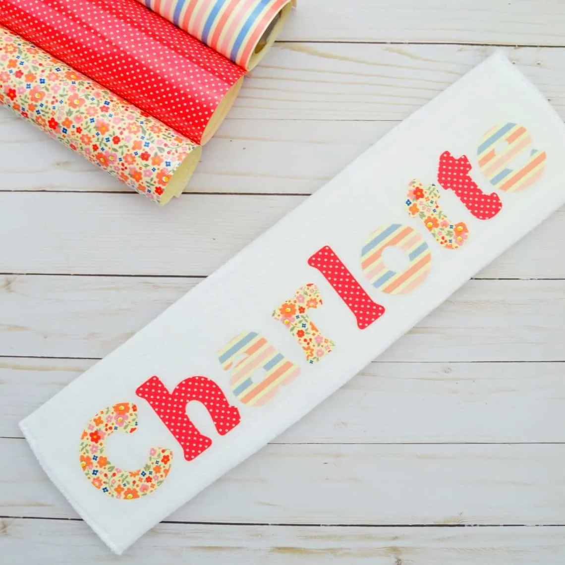 how to make a burp cloth- Follow this tutorial to lean how to make a burp cloth with baby's name on it #diyburpcloth #cricumakerprojects