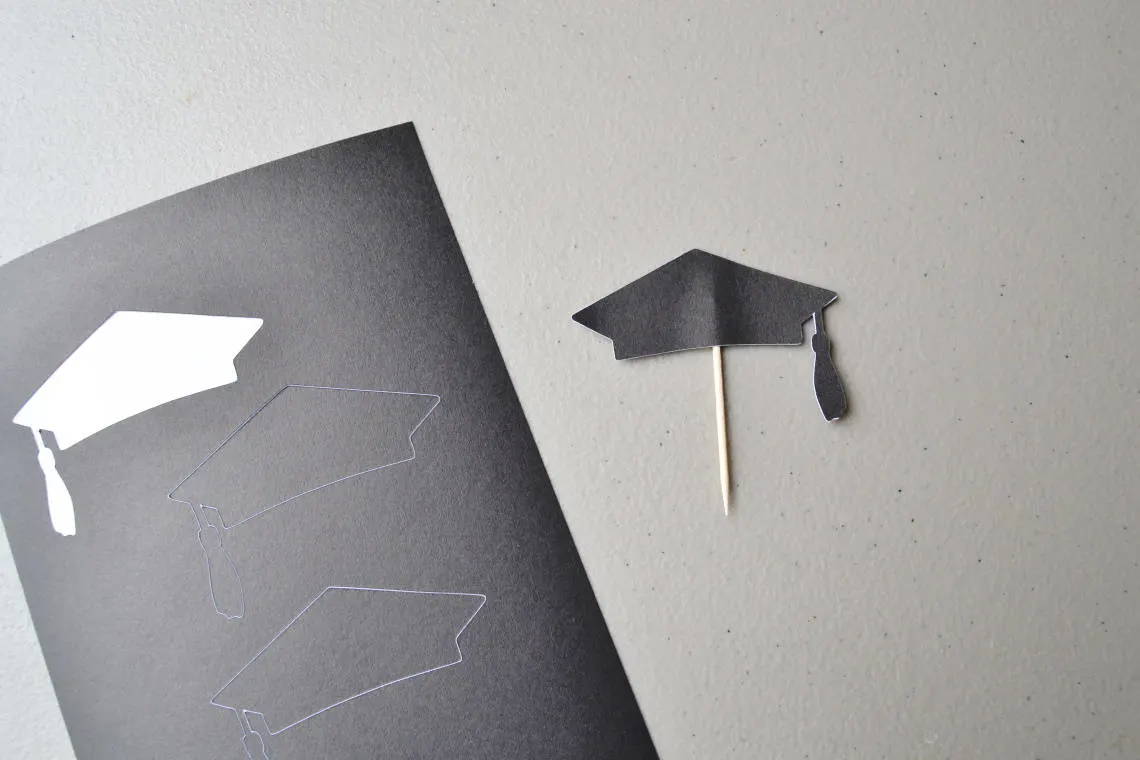 DIY Graduation Party Decorations- graduation cap cupcake toppers