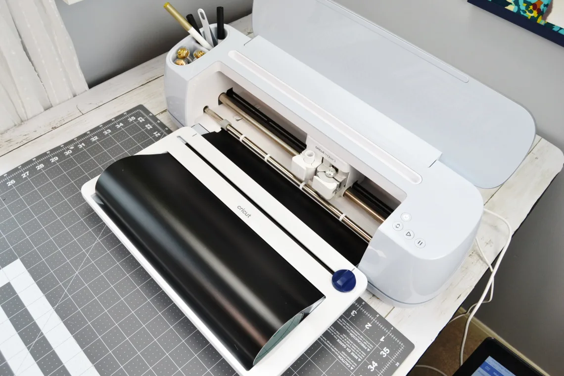 vinyl roll feeder
