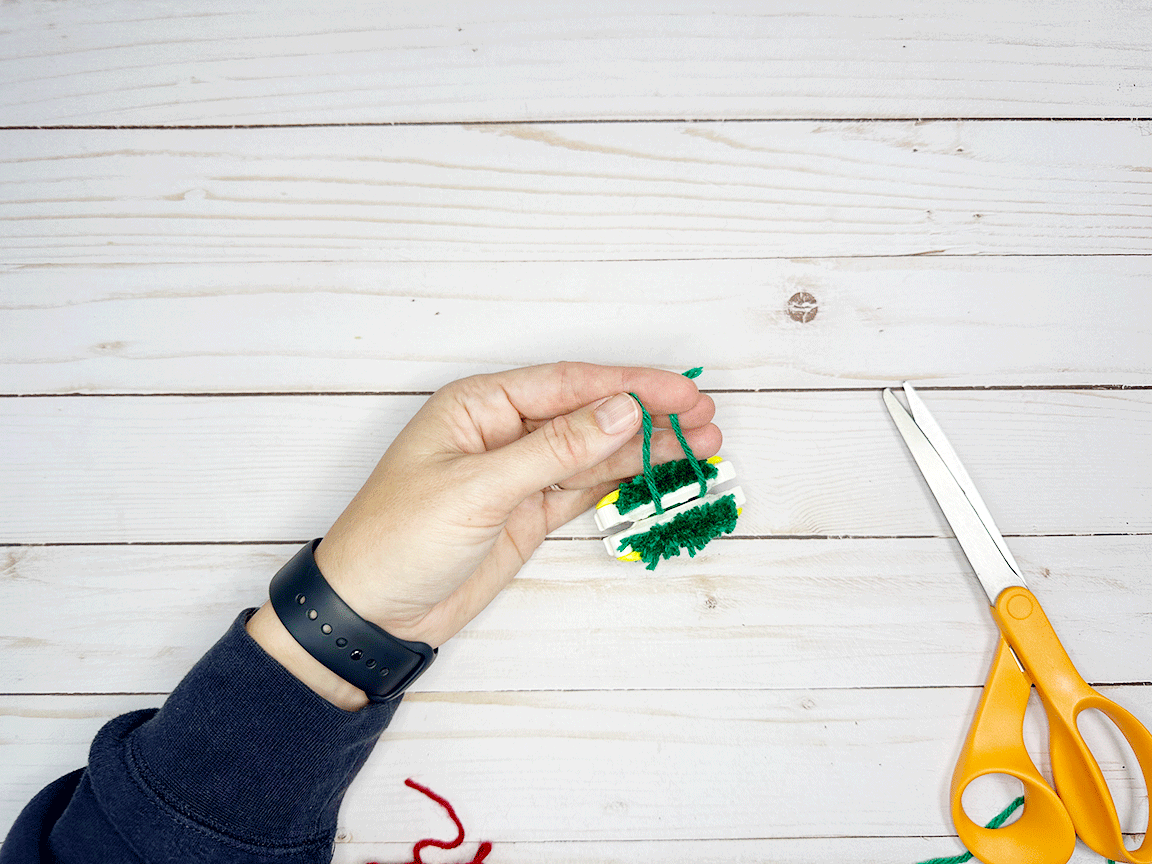 Tying the yarn piece in the groove
