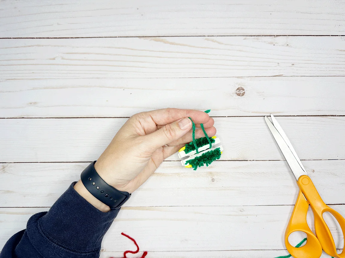 Tying the yarn piece in the groove